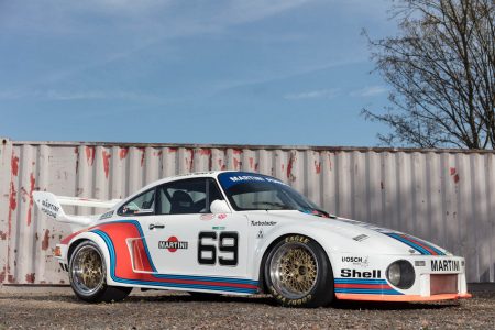 Este Porsche 935 sale a subasta... y viene acompañado de una Volkswagen T2 con la misma decoración Martini