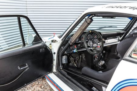 Este Porsche 935 sale a subasta... y viene acompañado de una Volkswagen T2 con la misma decoración Martini