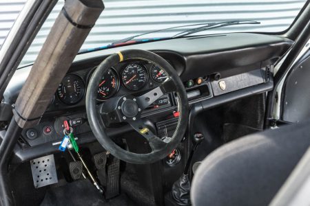 Este Porsche 935 sale a subasta... y viene acompañado de una Volkswagen T2 con la misma decoración Martini