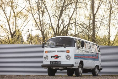 Este Porsche 935 sale a subasta... y viene acompañado de una Volkswagen T2 con la misma decoración Martini