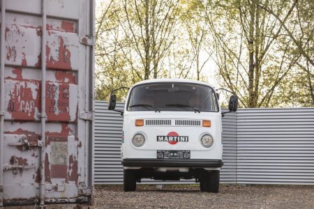 Este Porsche 935 sale a subasta... y viene acompañado de una Volkswagen T2 con la misma decoración Martini