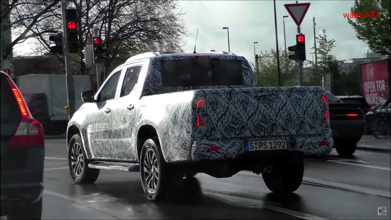 Fotos espía del Mercedes Clase X, el pickup alemán se deja ver en movimiento