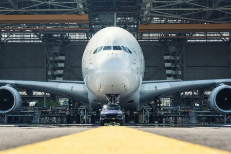 ¡Increíble! Este Porsche Cayenne logra un Récord Guiness Mundial al remolcar un Airbus A380 de 285 toneladas