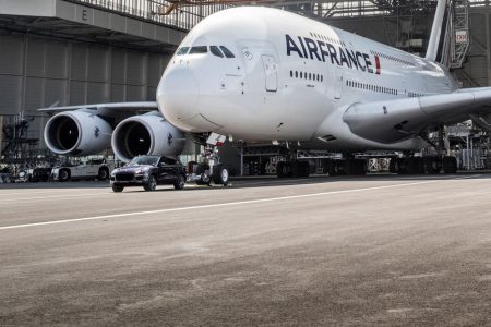 ¡Increíble! Este Porsche Cayenne logra un Récord Guiness Mundial al remolcar un Airbus A380 de 285 toneladas