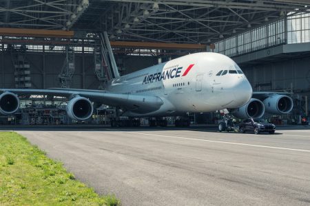 ¡Increíble! Este Porsche Cayenne logra un Récord Guiness Mundial al remolcar un Airbus A380 de 285 toneladas