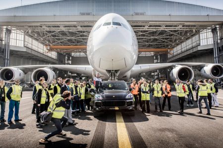 ¡Increíble! Este Porsche Cayenne logra un Récord Guiness Mundial al remolcar un Airbus A380 de 285 toneladas