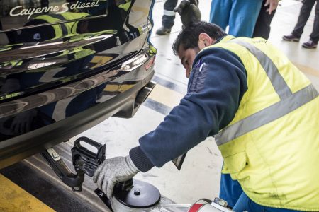 ¡Increíble! Este Porsche Cayenne logra un Récord Guiness Mundial al remolcar un Airbus A380 de 285 toneladas