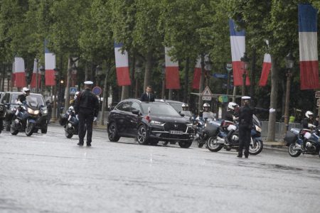 Macron ya tiene nuevo coche oficial: Un DS 7 Crossback descapotable. Sí, has leído bien.