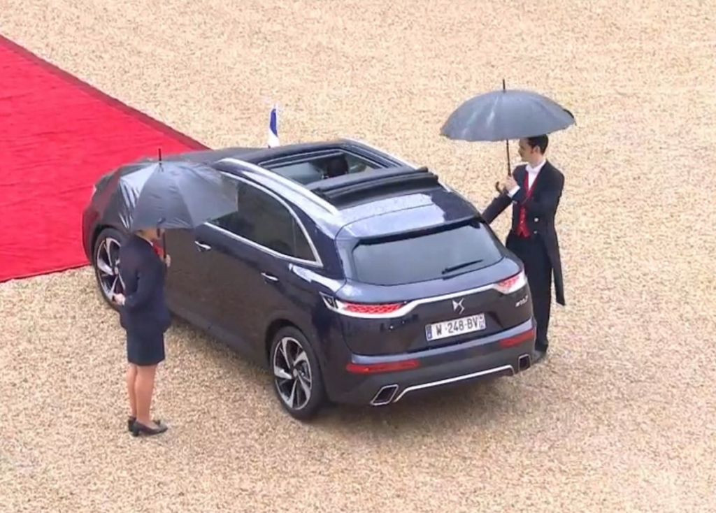 Macron ya tiene nuevo coche oficial: Un DS 7 Crossback descapotable. Sí, has leído bien.