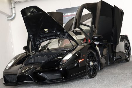 ¿Quieres uno de los escasísimos Ferrari Enzo de color negro? Tan sólo necesitas 2,2 millones de euros