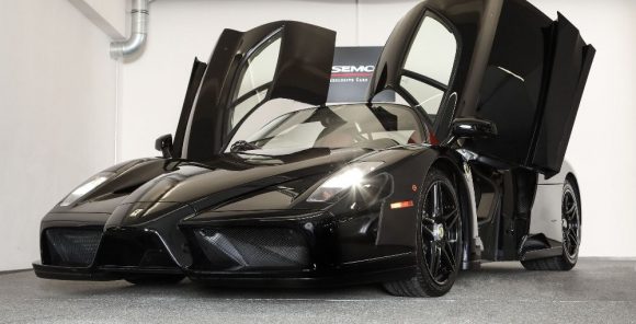 ¿Quieres uno de los escasísimos Ferrari Enzo de color negro? Tan sólo necesitas 2,2 millones de euros