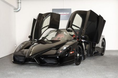 ¿Quieres uno de los escasísimos Ferrari Enzo de color negro? Tan sólo necesitas 2,2 millones de euros