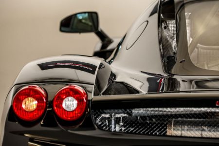 ¿Quieres uno de los escasísimos Ferrari Enzo de color negro? Tan sólo necesitas 2,2 millones de euros