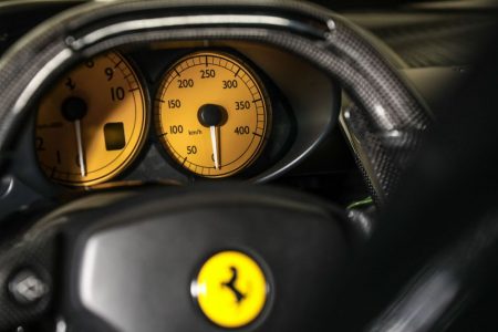 ¿Quieres uno de los escasísimos Ferrari Enzo de color negro? Tan sólo necesitas 2,2 millones de euros