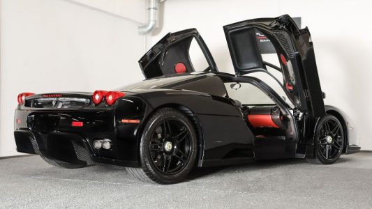 ¿Quieres uno de los escasísimos Ferrari Enzo de color negro? Tan sólo necesitas 2,2 millones de euros