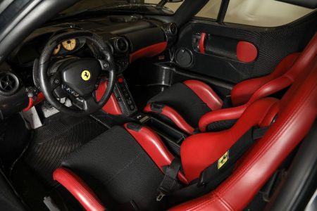 ¿Quieres uno de los escasísimos Ferrari Enzo de color negro? Tan sólo necesitas 2,2 millones de euros