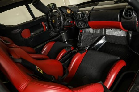 ¿Quieres uno de los escasísimos Ferrari Enzo de color negro? Tan sólo necesitas 2,2 millones de euros