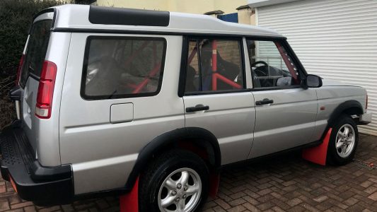 A subasta el Land Rover Discovery con motor de BMW M3... el único Land Rover que te permitirá ir de rally