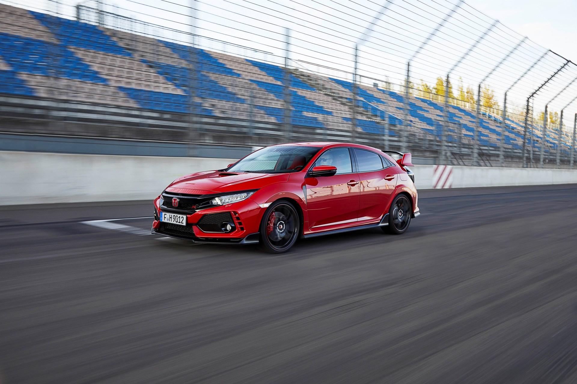 ¿Por qué tiene tres salidas de escape el Honda Civic Type R? ¿tienen utilidad real o es una oda al tuning?