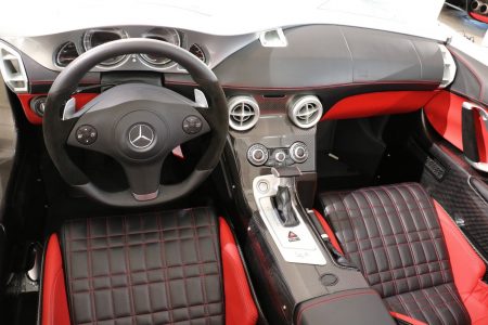 Hacerte con una de las 75 unidades del  Mercedes-Benz SLR Stirling Moss es posible, pero... ¿a qué precio?