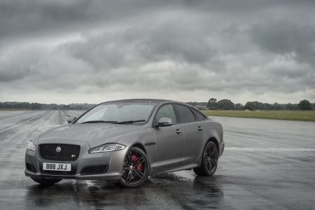 Jaguar XJR575: La superberlina que combina un V8 de 575 CV y el lujo