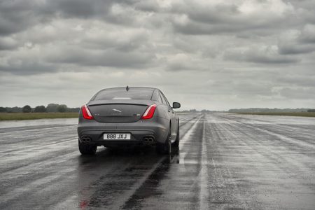 Jaguar XJR575: La superberlina que combina un V8 de 575 CV y el lujo