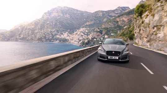 Jaguar XJR575: La superberlina que combina un V8 de 575 CV y el lujo