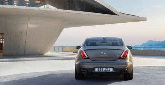 Jaguar XJR575: La superberlina que combina un V8 de 575 CV y el lujo