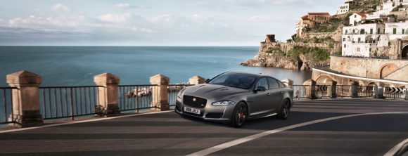 Jaguar XJR575: La superberlina que combina un V8 de 575 CV y el lujo