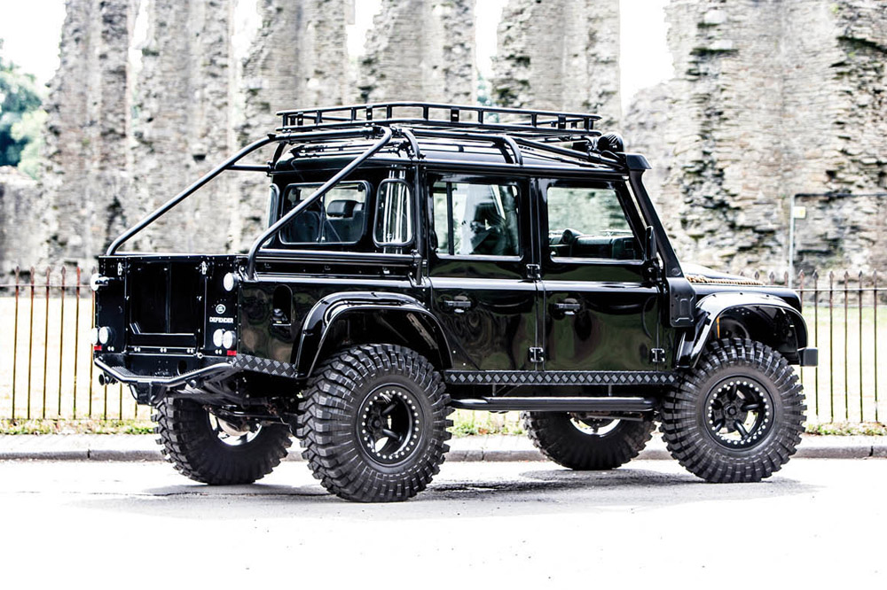 ¡Siéntete como James Bond! A subasta un Land Rover Defender SVX "Spectre"