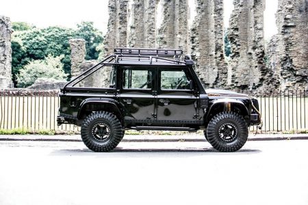 ¡Siéntete como James Bond! A subasta un Land Rover Defender SVX "Spectre"