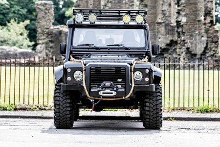 ¡Siéntete como James Bond! A subasta un Land Rover Defender SVX "Spectre"