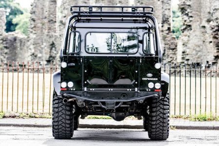 ¡Siéntete como James Bond! A subasta un Land Rover Defender SVX "Spectre"