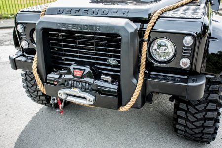 ¡Siéntete como James Bond! A subasta un Land Rover Defender SVX "Spectre"