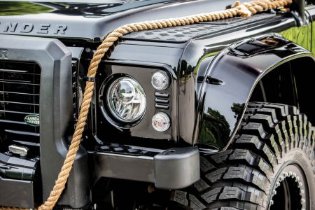 ¡Siéntete como James Bond! A subasta un Land Rover Defender SVX "Spectre"