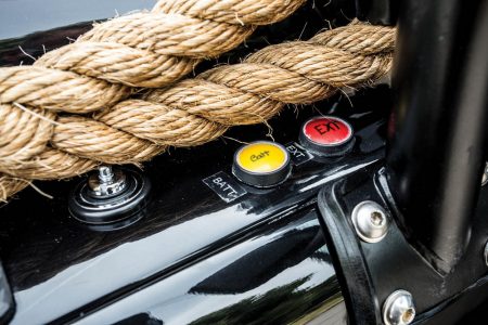 ¡Siéntete como James Bond! A subasta un Land Rover Defender SVX "Spectre"