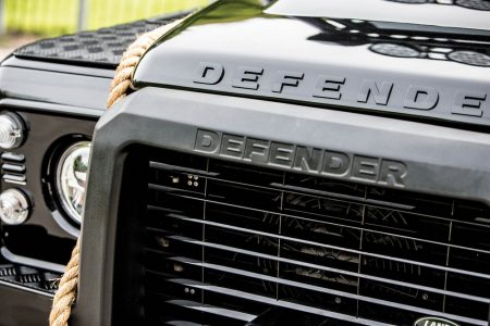 ¡Siéntete como James Bond! A subasta un Land Rover Defender SVX "Spectre"