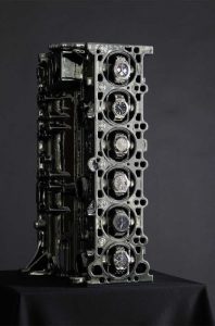 Vida nueva, utilidad nueva: Este motor de BMW M3 es ahora un expositor de relojes