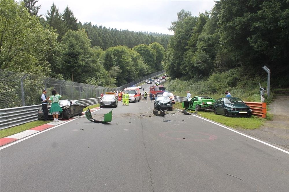 Este accidente grave en Nürburgring ha tenido 10 vehículos implicados, varios heridos... y algunos de ellos españoles