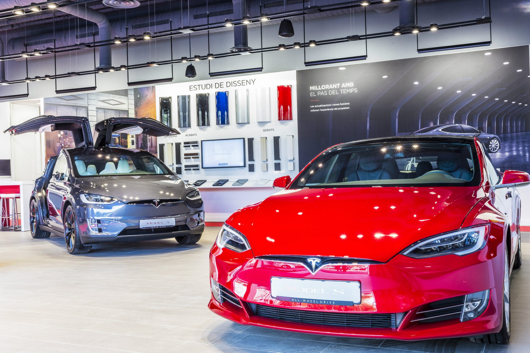 Tesla abre su primer taller en Barcelona: El próximo taller se abrirá en Madrid