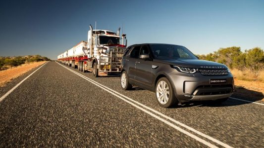 Vídeo: El nuevo Land Rover Discovery es capaz de remolcar un camión de 110 toneladas