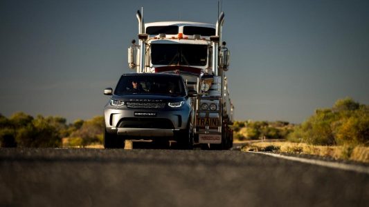 Vídeo: El nuevo Land Rover Discovery es capaz de remolcar un camión de 110 toneladas