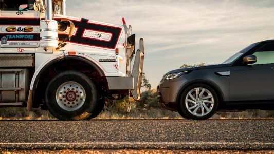 Vídeo: El nuevo Land Rover Discovery es capaz de remolcar un camión de 110 toneladas