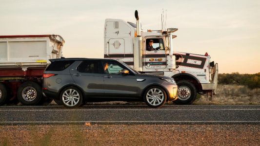 Vídeo: El nuevo Land Rover Discovery es capaz de remolcar un camión de 110 toneladas