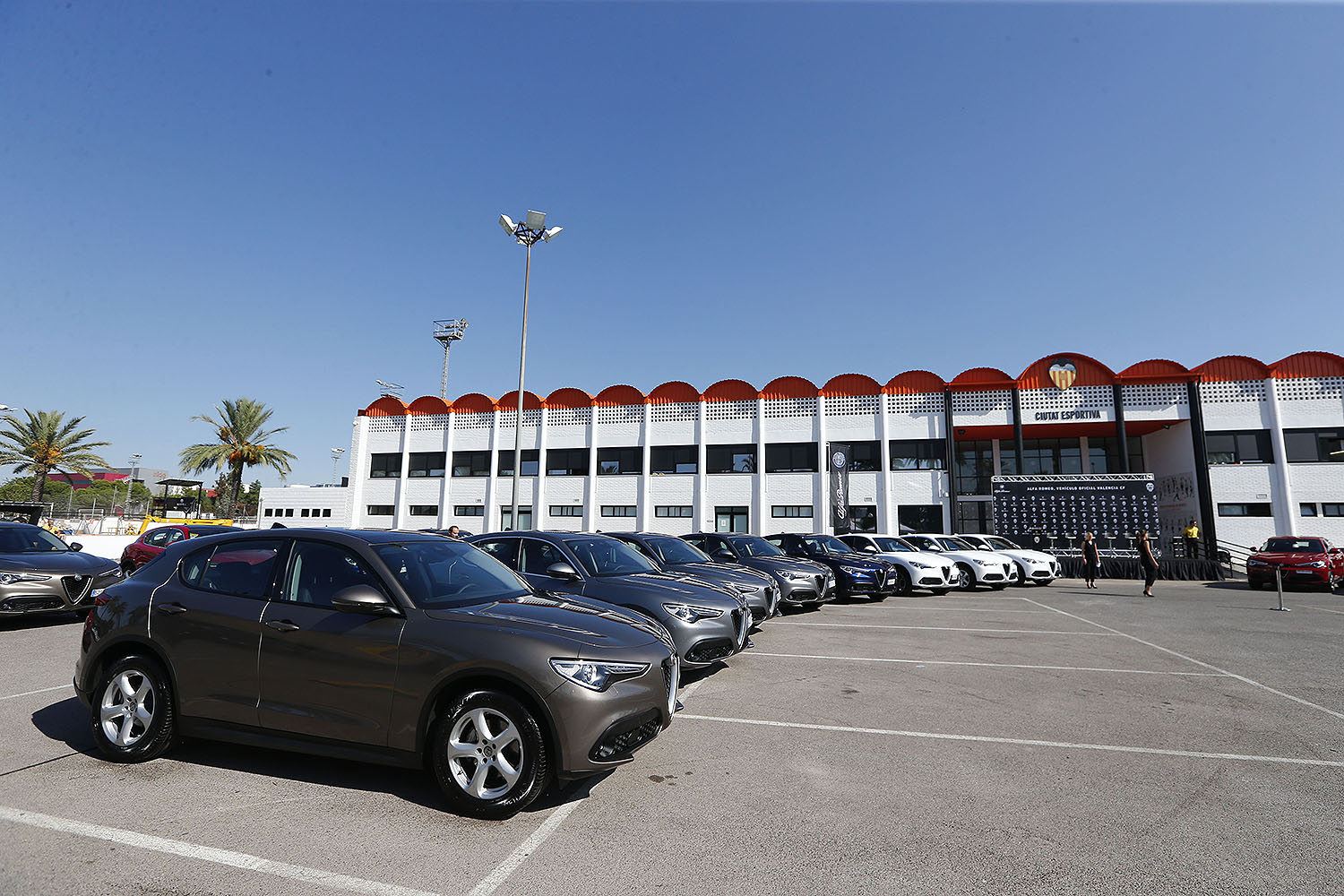 Alfa Romeo hace entrega de vehículos a la plantilla del Valencia CF: ¿Qué modelos han elegido?