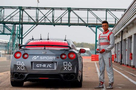 Este Nissan GT-R se controla desde un helicóptero con un mando de PlayStation y alcanza hasta 210 km/h