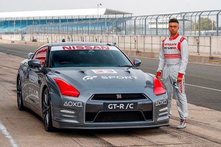 Este Nissan GT-R se controla desde un helicóptero con un mando de PlayStation y alcanza hasta 210 km/h