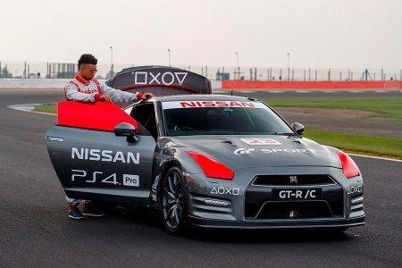 Este Nissan GT-R se controla desde un helicóptero con un mando de PlayStation y alcanza hasta 210 km/h