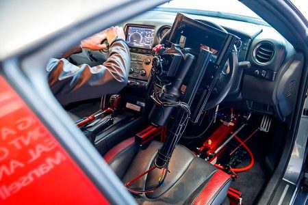 Este Nissan GT-R se controla desde un helicóptero con un mando de PlayStation y alcanza hasta 210 km/h