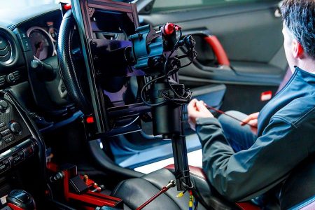 Este Nissan GT-R se controla desde un helicóptero con un mando de PlayStation y alcanza hasta 210 km/h